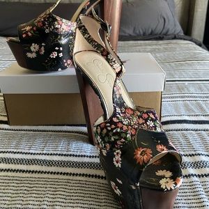 Jessica Simpson Dany heels. Floral print.